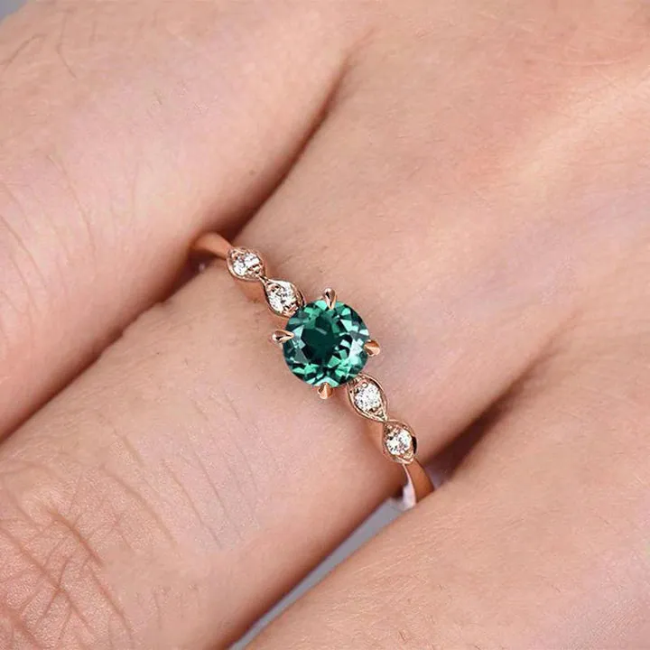 Exquisite Emerald Green Round Cut Engagement Ring