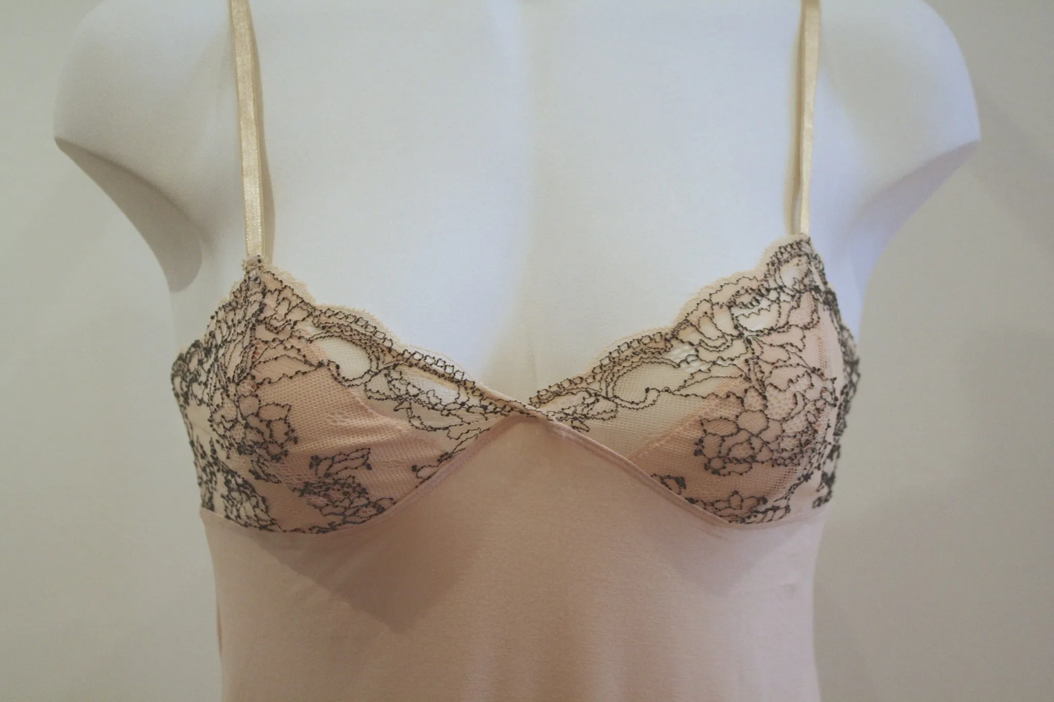 Olivia Teddy | Pale